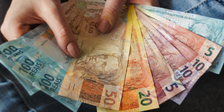 A agência tributária vai multar quem depositar ou retirar dinheiro do banco e superar estes valores neste país