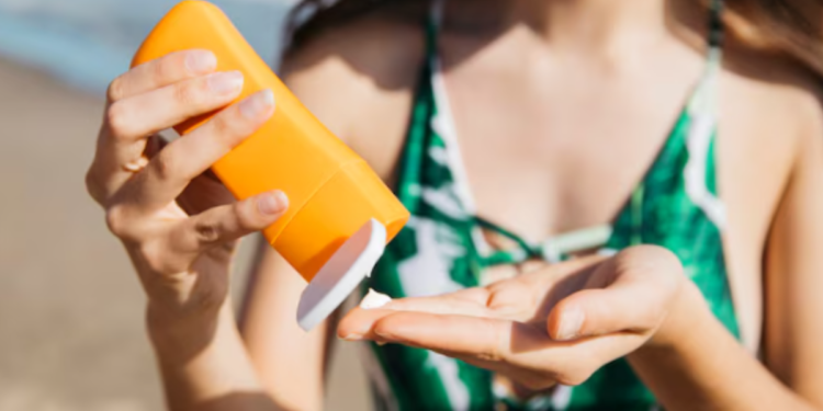 Anvisa faz alerta urgente e ordena que brasileiros parem de usar este protetor solar