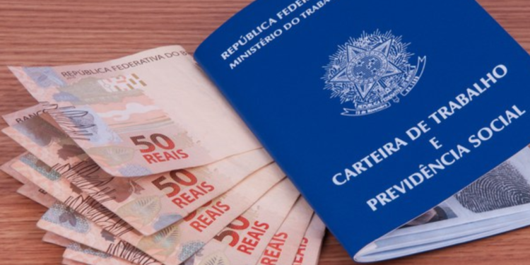 Após aumento, salário mínimo no Brasil se aproxima de R$ 2.000