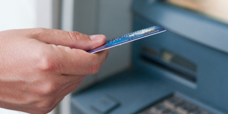 Brasileiros vão ter que pagar R$ 6,50 para sacar nos caixas eletrônicos em 2026 neste banco