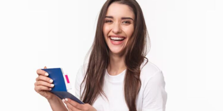 Pessoa segurando a CLT