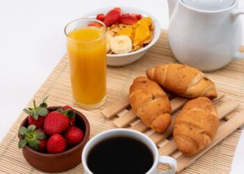 Pães, frutas e café