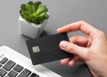 Pessoa utilizando cartão