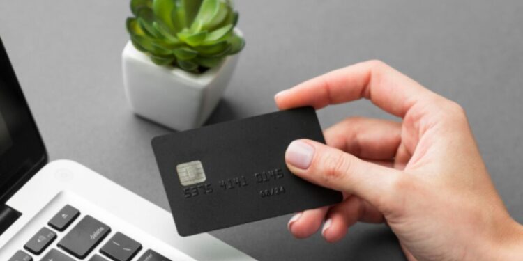 Pessoa utilizando cartão