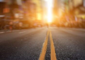 Cidade desfocada ao fundo