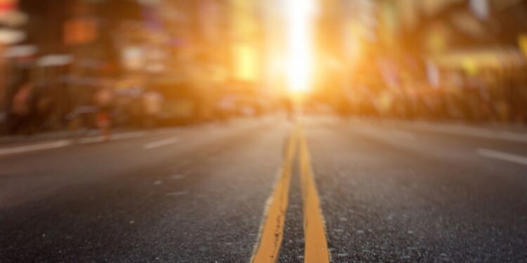 Cidade desfocada ao fundo