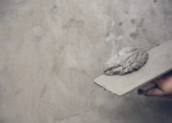 Pedreiro com cimento