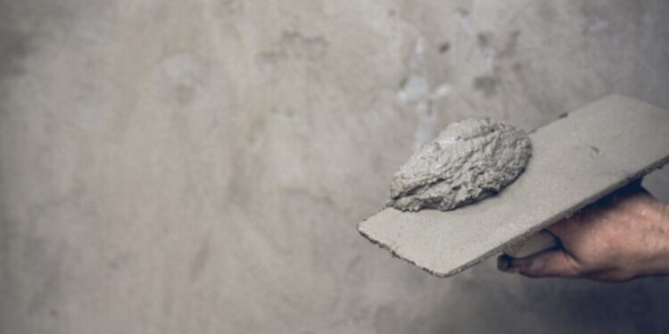 Pedreiro com cimento