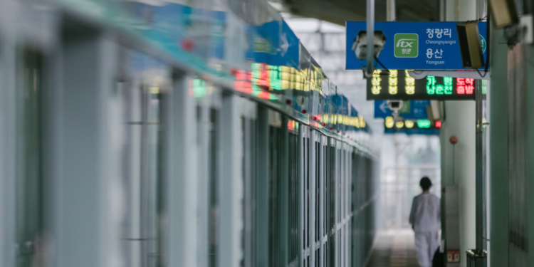 Construíram a estação de metrô mais profunda do mundo: uma viagem de 8 minutos debaixo da terra