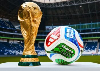 Taça e bola da Copa de 2026