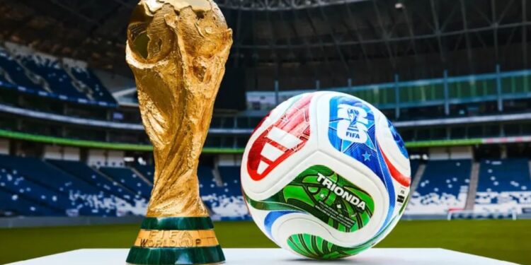 Taça e bola da Copa de 2026