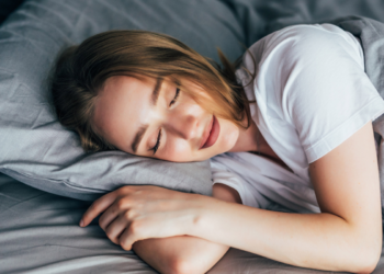 Dormir cada dia em um horário? Especialistas têm um aviso que pode te preocupar