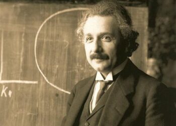 Einstein com um semblante feliz