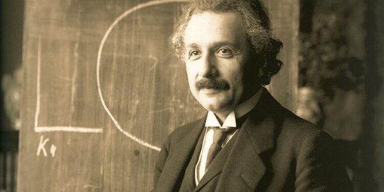 Einstein com um semblante feliz