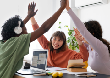 Especialistas analisaram e descobriram algo curioso sobre quem faz amigos no trabalho