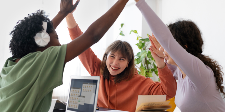 Especialistas analisaram e descobriram algo curioso sobre quem faz amigos no trabalho