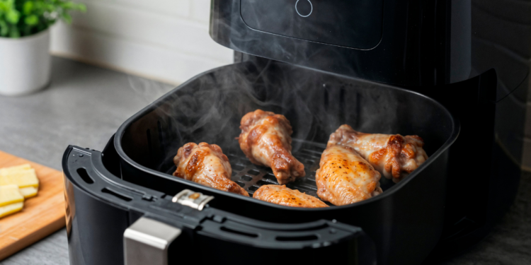 Exigem a retirada urgente das air fryers por serem perigosas para o uso: o que fazer se tiver uma em casa neste país