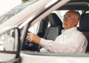 Fim da carteira de motorista: idosos com mais de 65 anos não poderão renová-la se não cumprirem este requisito, neste país
