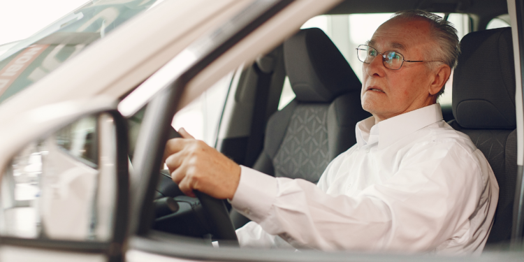Fim da carteira de motorista: idosos com mais de 65 anos não poderão renová-la se não cumprirem este requisito, neste país