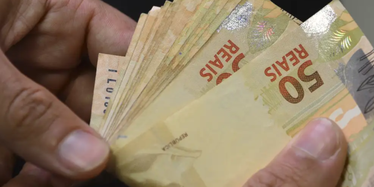 Fora o 13º do INSS, governo libera pagamento de R$ 600 a brasileiros nesta quinta-feira (16/04)