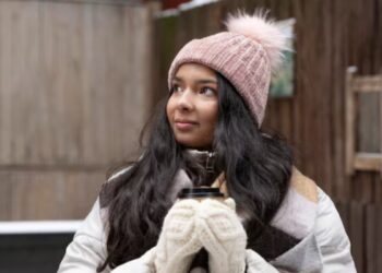 Mulher com roupa de frio