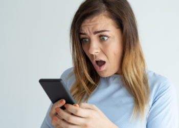 Funcionários podem ser demitidos por WhatsApp? Veja o que diz a Justiça brasileira