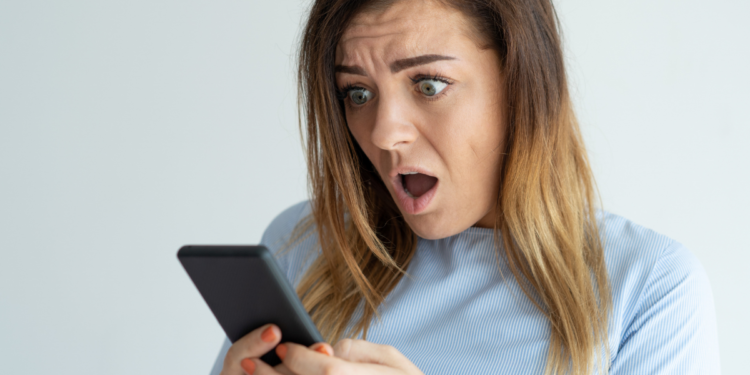 Funcionários podem ser demitidos por WhatsApp? Veja o que diz a Justiça brasileira