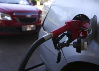 Gasolina vai ficar mais barata mesmo? Veja o que acontece após nova decisão da Petrobras