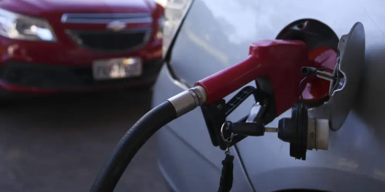 Gasolina vai ficar mais barata mesmo? Veja o que acontece após nova decisão da Petrobras