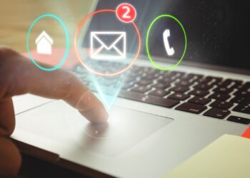 Pessoa acessando o e-mail