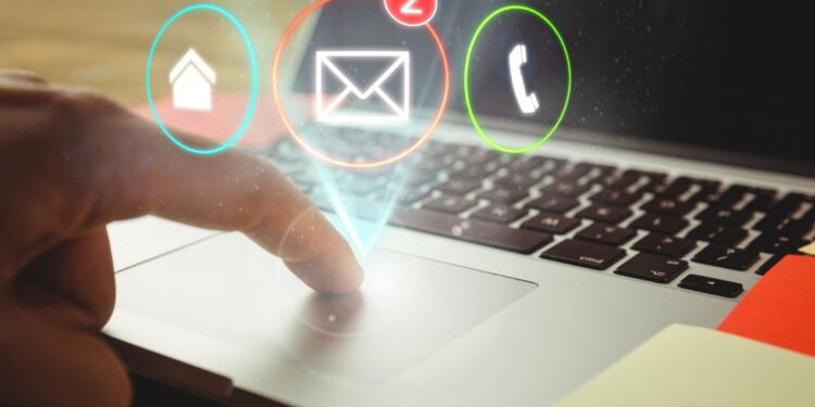 Pessoa acessando o e-mail
