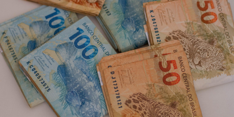 Governo confirma reajuste e salário pode chegar a R$ 4.800 para parte dos brasileiros