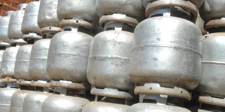 Governo cria plano de R$ 330 milhões para ajudar brasileiros a comprar gás de cozinha