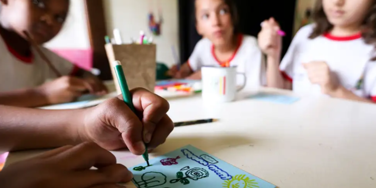 Governo libera auxílio-creche de R$ 526 para milhares de brasileiros em 2026; veja se você tem direito