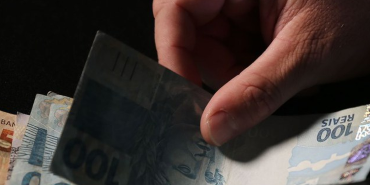 Governo libera novo pagamento e brasileiros podem sacar até R$ 2,8 mil por pessoa