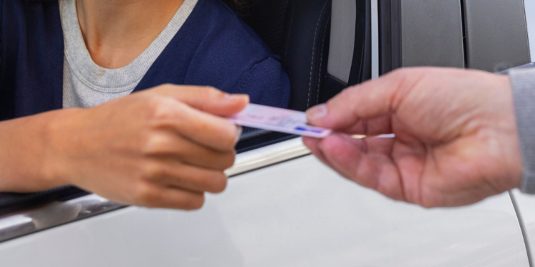 Governo vai suspender a carteira de motorista de todas as pessoas que não comprovarem cidadania legal, neste país