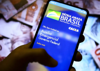 INSS pede para que aposentados abram a conta da Caixa no dia 24/04 para resgatarem presente especial