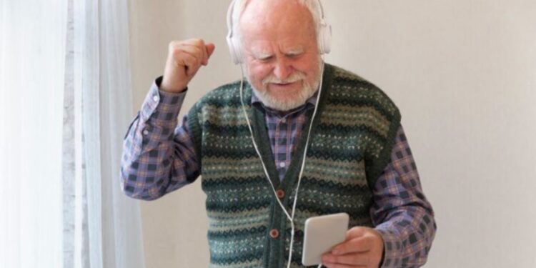 Senhor escutando música