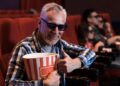 Idoso feliz no cinema