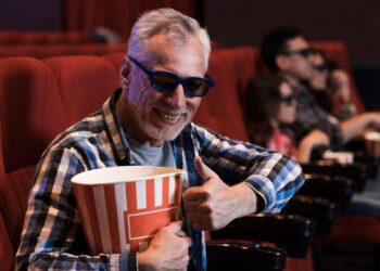 Idoso feliz no cinema