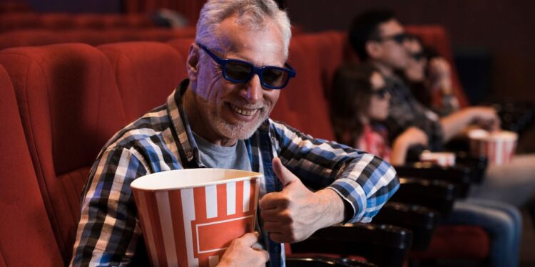 Idoso feliz no cinema