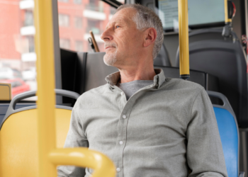 Idosos entre 60 e 64 anos não terão direito a transporte público gratuito em 2026, segundo a lei nacional