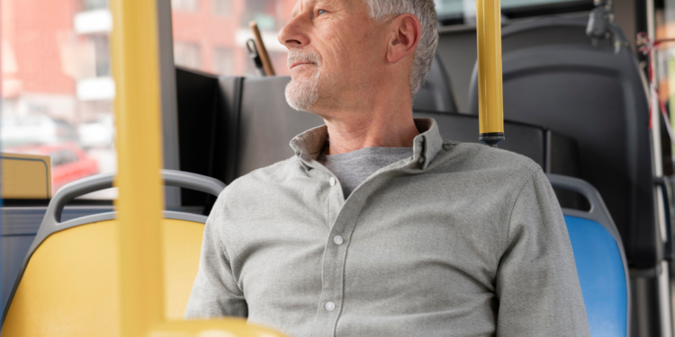Idosos entre 60 e 64 anos não terão direito a transporte público gratuito em 2026, segundo a lei nacional