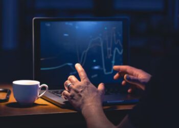 Pessoa usando um computador para investir