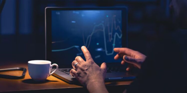 Pessoa usando um computador para investir