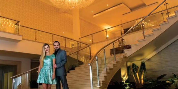 Irmão de Zezé di Camargo tem mansão com cozinha gigante e patrimônio de quase R$ 80 milhões