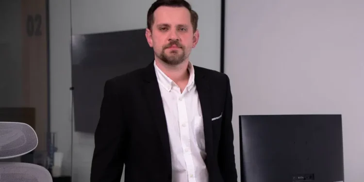 Enquanto dono da Havan enche os bolsos, seu primo monta império do marketing para enriquecer