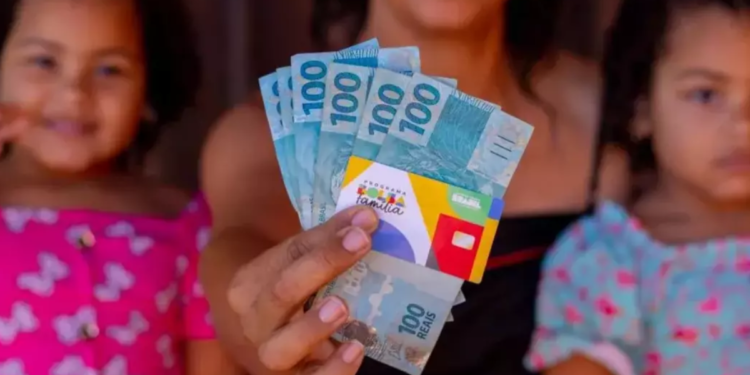 Lei proíbe que usuários do Bolsa Família gastem o dinheiro com isso