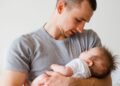 Homem com bebê recém-nascido