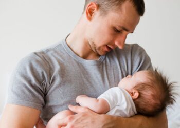 Homem com bebê recém-nascido